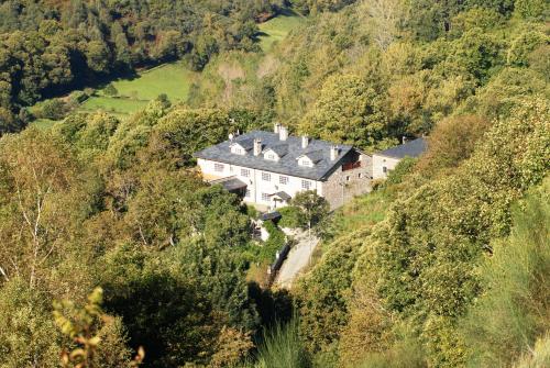 a large house in the middle of a hill at El Urogallo in Noceda