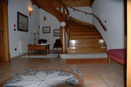 a living room with a staircase and a table at El Urogallo in Noceda