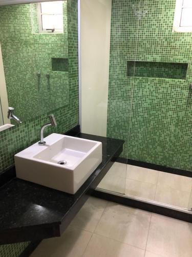 Bilik mandi di Hotel Serrano