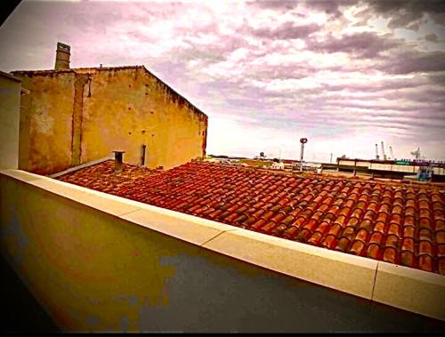 a rooftop of a building with a lot of rocks at Sète : Superbe appartement 2 pièces refait à neuf in Sète