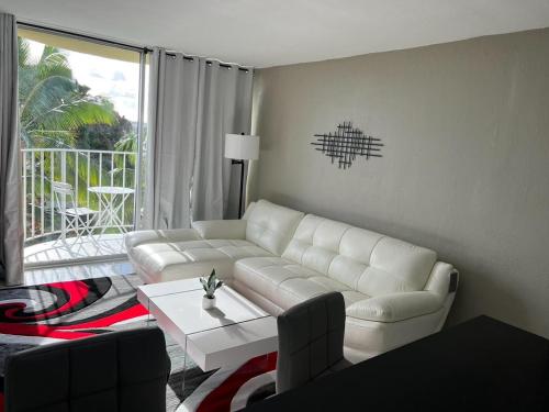 Stunning Views Best location in Hilo 2BR modern Condoにあるシーティングエリア