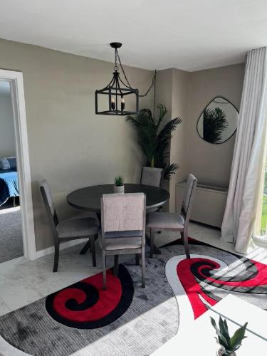 Stunning Views Best location in Hilo 2BR modern Condoにあるシーティングエリア