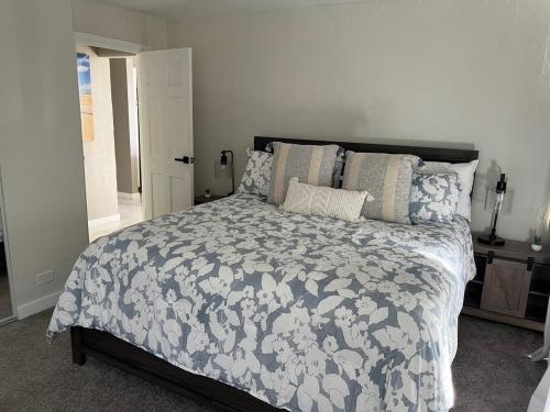 Stunning Views Best location in Hilo 2BR modern Condoにあるベッド