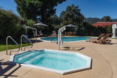 una piscina con vasca idromassaggio in un cortile di Super 8 by Wyndham Ukiah a Ukiah