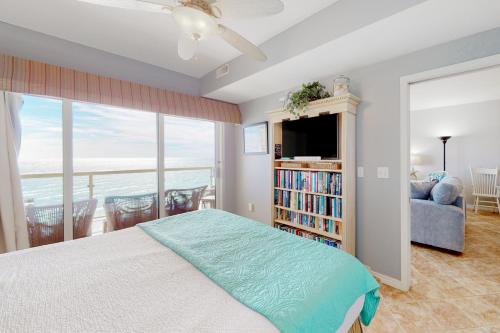 Un dormitorio con una cama y una estantería. en The Beach Bounce, en Pensacola Beach