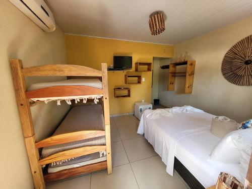 a bedroom with two bunk beds in a room at Villa Residencial Encantos Da Mata in Itacaré
