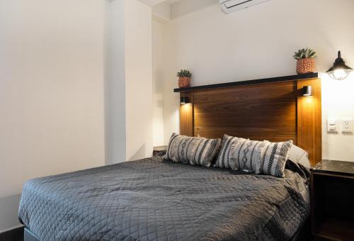 um quarto com uma cama e uma cabeceira em madeira em Espacioso, moderno con amenidades en Tulancingo 2 em Monterrey