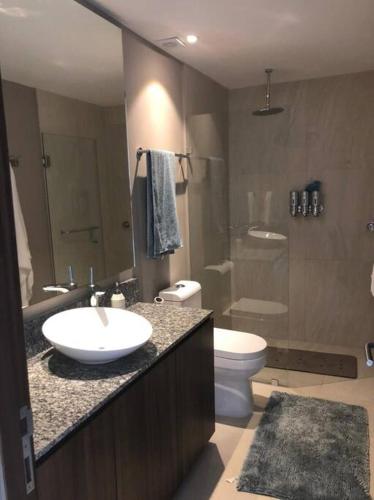a bathroom with a sink and a toilet at Casa Ohana Acapulco Diamante in Acapulco