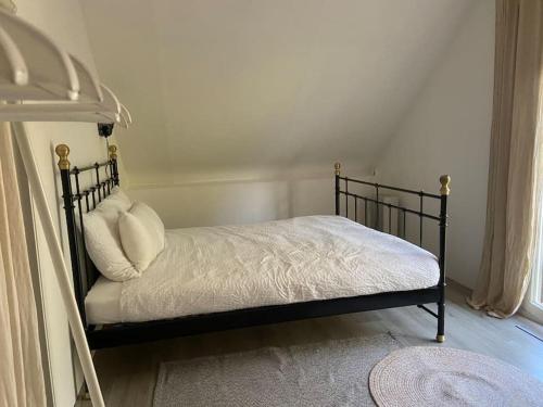 מיטה או מיטות בחדר ב-Hofstede klein Rozendaal, huisje Rozen