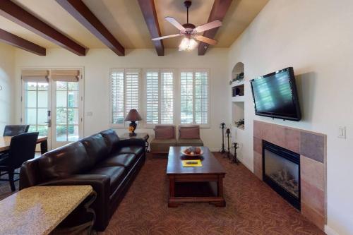 LV202 Downstairs 2 Bedroom Steps from the Pool