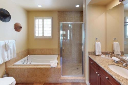 een badkamer met een bad, een douche en een wastafel bij LV102 Upstairs 1 Bedroom Legacy Villas Delight in La Quinta