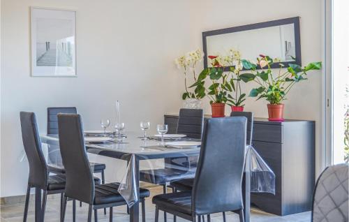 une salle à manger avec une table et des chaises dans l'établissement Stunning Apartment In Coti Chiavari, à Coti-Chiavari