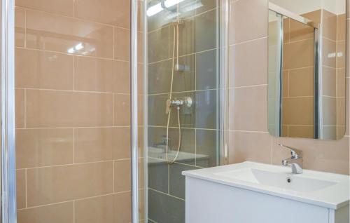 La salle de bains est pourvue d'une douche et d'un lavabo. dans l'établissement Awesome Apartment In Coti Chiavari With Kitchen, à Coti-Chiavari