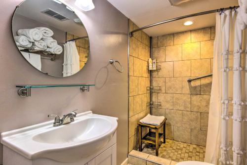 Kúpeľňa v ubytovaní Scenic Mills River Apartment Less Than 20 Mi to Asheville