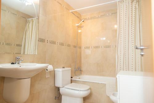 uma casa de banho com um WC, um lavatório e um chuveiro em Els Ports d'Horta em Horta de San Joan