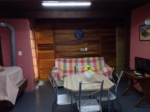 un comedor con mesa y sillas en una habitación en Residencial Dom Celeste, en Canela