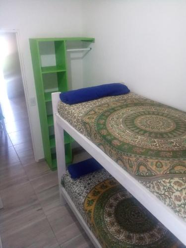 um quarto com 2 beliches num quarto em Departamento para 4 primer piso em Valeria del Mar