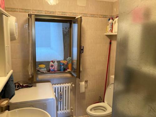 a small bathroom with a toilet and a window at Casa vacanza da Berto in Stregna
