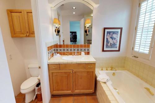 La salle de bains est pourvue d'une baignoire, d'un lavabo et de toilettes. dans l'établissement SV108 1 Bedroom Spa Villa w Incredible Views, à La Quinta