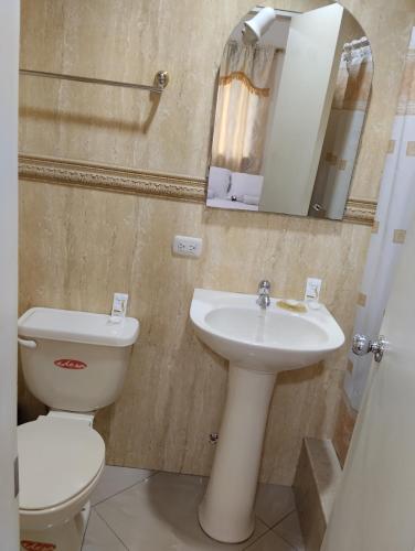 Un baño de Hotel Jeshua Simmonds