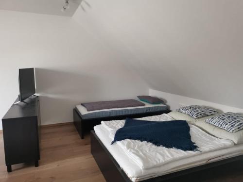 two twin beds in a room with at Messe Apartment BIN in Hildesheim