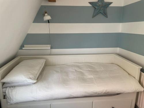 Ein Bett oder Betten in einem Zimmer der Unterkunft Bristol townhouse with harbour views. Sleeps 7