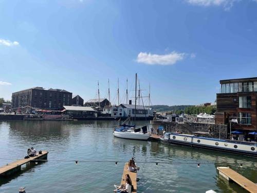 een groep mensen op een boot in het water bij Bristol townhouse with harbour views. Sleeps 7 in Bristol