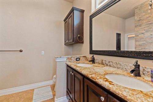 a bathroom with two sinks and a large mirror at Lakeview Villa-we have boat rentals too! in Canyon Lake