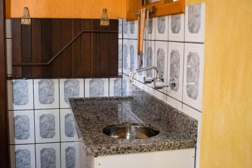cocina con fregadero y encimera en Casa Completa - Nova Petrópolis en Nova Petrópolis