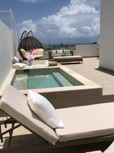 Pool Penthouse Skyview, 1 min walk to the Beach