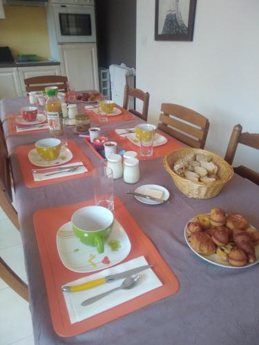 Makanan di atau berdekatan rumah tamu ini
