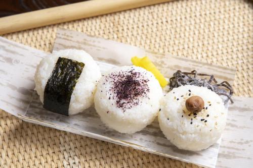 天川村的住宿－Ichimaru Ryokan - Vacation STAY 59281v，盘上四种不同类型的寿司