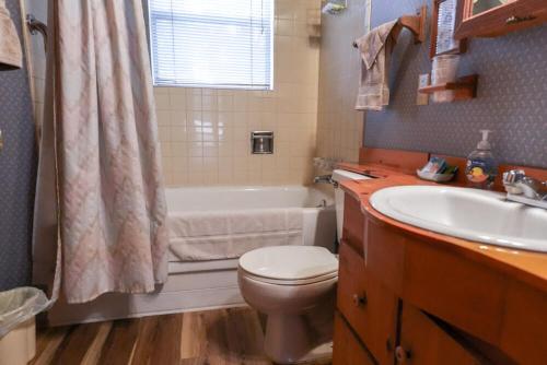 een badkamer met een bad, een toilet en een wastafel bij Rustic Cabin 1 - Three Bedroom in Forest Lakes Estates