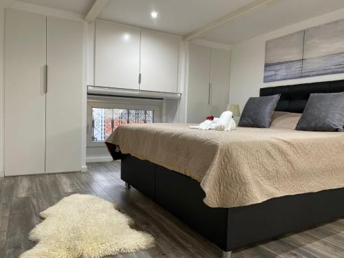 Een bed of bedden in een kamer bij Duplex situé a 2min de la gare du nord