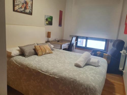 1 dormitorio con 1 cama con 2 almohadas en CASA NOGUEIRA, en Allariz