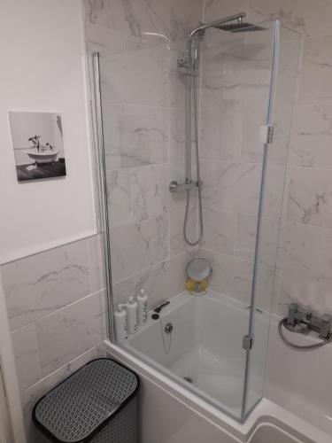 uma casa de banho com um chuveiro e uma banheira em Liverpool Air b and b em Sefton