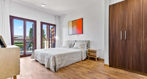 Modern Apartment AP02 - Zodia with private garden, Aphrodite Hillsにあるベッド