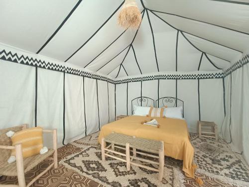 El Gouera的住宿－Sun Bivouac Chegaga，帐篷内一间卧室,配有一张床