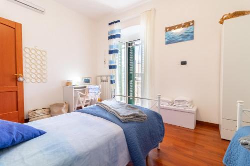 sypialnia z łóżkiem i oknem w obiekcie Acquamarina w mieście Giovinazzo