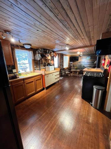 Teton Teepee Lodgeにあるキッチンまたは簡易キッチン