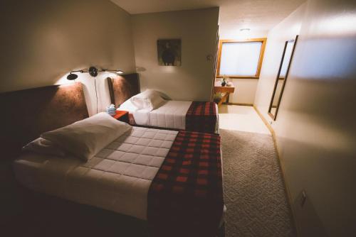 Habitación de hotel con 2 camas y ventana en Teton Teepee Lodge en Alta