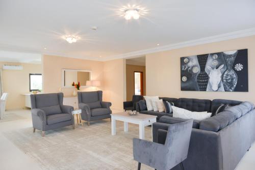 Un lugar para sentarse en Atlantic Luxury Apartments