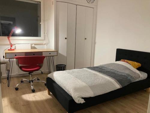 1 dormitorio con escritorio, 1 cama y escritorio en Le Cinquième Elément en Besançon