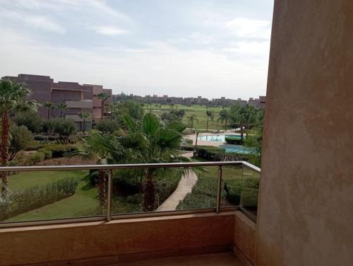馬拉喀什的住宿－Prestigia golf piscine appartement lux opale 3 chambre，享有街道景色的建筑阳台