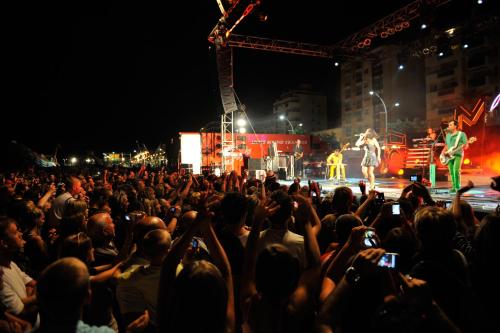 a crowd of people watching a concert at night at KiWi in Canet-en-Roussillon