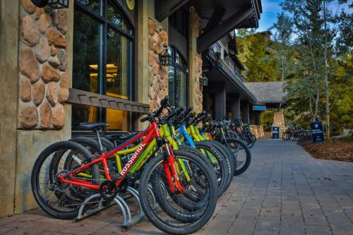 eine Reihe von Fahrrädern, die außerhalb eines Gebäudes geparkt sind in der Unterkunft Aurora Townhomes by FantasticStay in Panorama