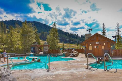 eine Gruppe von Personen in einem Pool in einem Resort in der Unterkunft Aurora Townhomes by FantasticStay in Panorama