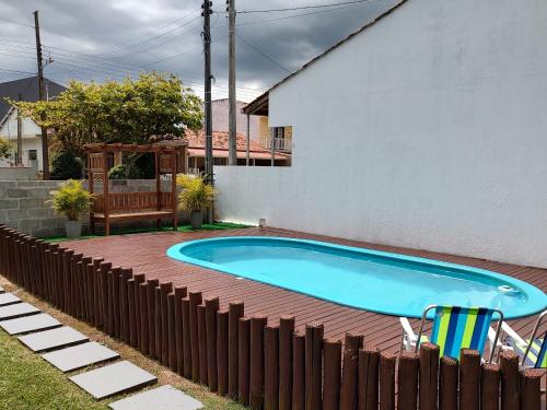 Der Swimmingpool an oder in der Nähe von casa piscina pinheira -sc