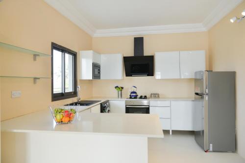 Una cocina o cocineta en Atlantic Luxury Apartments