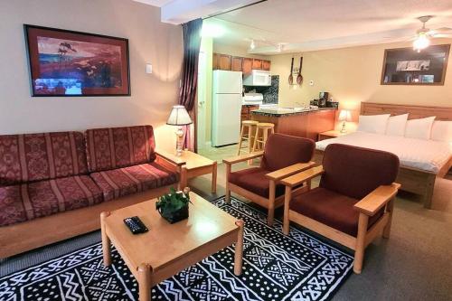 Horsethief Lodge by FantasticStay